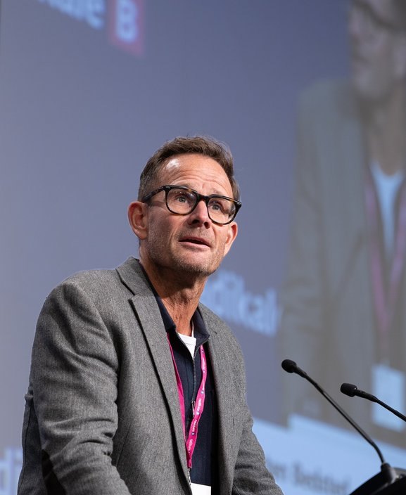 Carsten Bedsted taler fra talerstolen